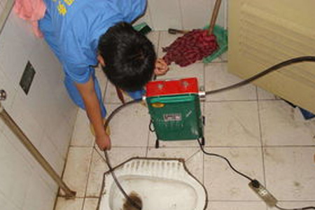 化粪池清理怎么收费,常德安乡安丰乡帮居民疏通下水管道-卫生间往楼下漏水